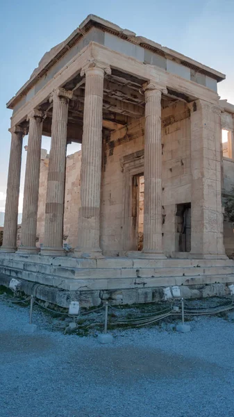 Het Erechteion, een oude Griekse tempel aan de noordkant van de Akropolis van Athene — Stockfoto