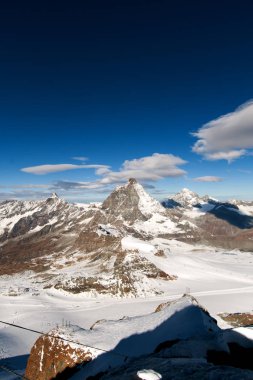 Mount Matterhorn kaplı ile bulutlar bir açık gün'den sonra kar sonbahar sonbahar