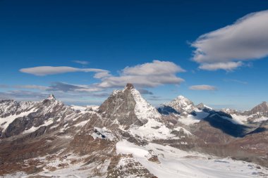 Mount Matterhorn kaplı ile bulutlar bir açık gün'den sonra kar sonbahar sonbahar