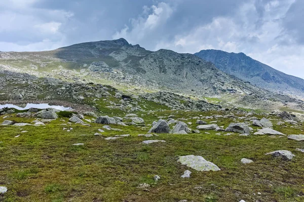 Wunderschönes panorama rund um den spanopolsko see, pirin mountain — Stockfoto