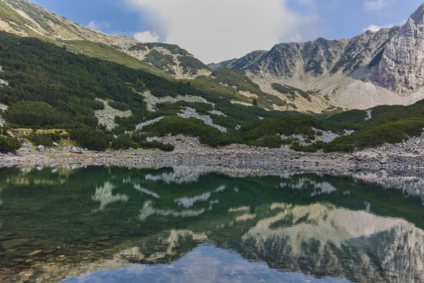 Lac Sinanitsa et paysage de pointe, montagne Pirin — Photo