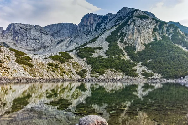 Λίμνη Sinanitsa και κορυφή τοπίο βουνού Πίριν — Φωτογραφία Αρχείου
