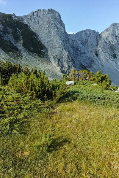 Paysage étonnant avec pic Sinanitsa, montagne Pirin — Photo