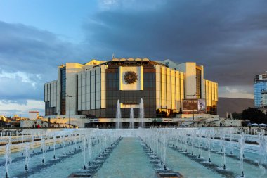 Sofia, Bulgaristan - 3 Temmuz 2016: Gün batımı görünümü Sofya Ulusal Kültür Sarayı