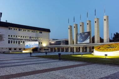 Plovdiv, Bulgaristan - 4 Eylül 2016: Gece fotoğraf ve Plovdiv Uluslararası Fuarı