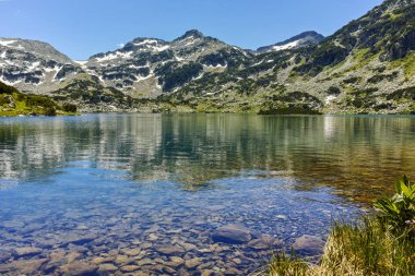 Demirkapiyski Kınalı tepe ve Popovo Gölü, Pirin Dağı ile manzara