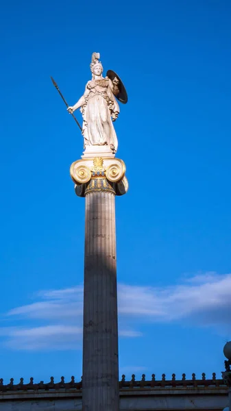 Vista do por do sol da estátua de Athena na frente da academia de Atenas, Attica — Fotografia de Stock