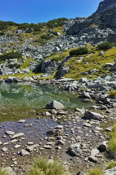 Dağ gölü, Rila Dağı ile muhteşem manzara — Stok fotoğraf