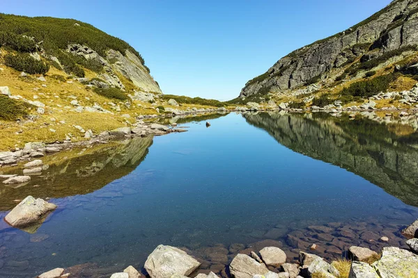 Csodálatos táj a hegyi tóban, a Rila-hegység — Stock Fotó