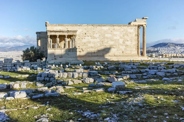 Verandan av karyatider i The Erechtheion en forntida grekiska tempel på norrsidan av Akropolis i staden Aten, Attica — Stockfoto