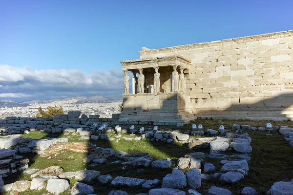 A tornácon a kariatidák, az a Erechtheion egy ősi görög templom északi oldalán az athéni Akropolisz — Stock Fotó