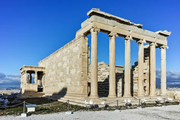 El Erechtheion un templo griego antiguo en el lado norte de la Acrópolis de Atenas — Foto de Stock