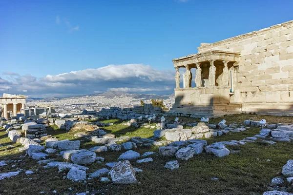 Verandan av karyatider i The Erechtheion en forntida grekiska tempel på norrsidan av Akropolis i staden Aten, Attica — Stockfoto