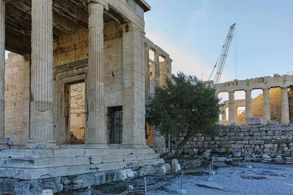 Het Erechteion, een oude Griekse tempel aan de noordkant van de Akropolis van Athene — Stockfoto