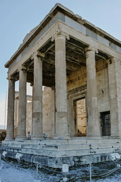 El Erechtheion un templo griego antiguo en el lado norte de la Acrópolis de Atenas — Foto de Stock