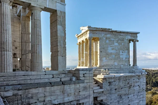 Increíble vista de Propylaea - puerta monumental en la Acrópolis de Atenas — Foto de Stock