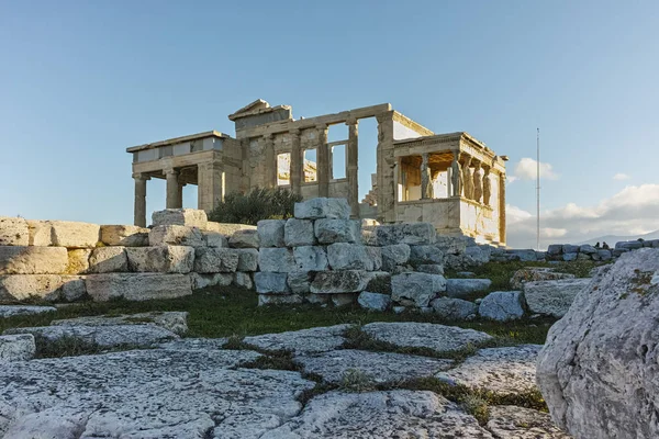 El Erechtheion un templo griego antiguo en el lado norte de la Acrópolis de Atenas — Foto de Stock