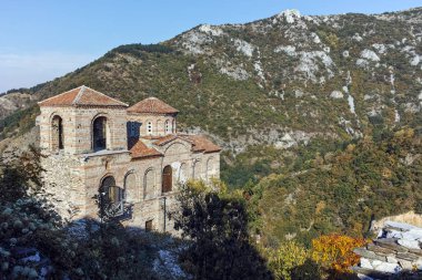 Asenovgrad, Bulgaristan - 1 Ekim 2016: Sonbahar görünümü Ali'nın kale, Asenovgrad, Bulgaristan