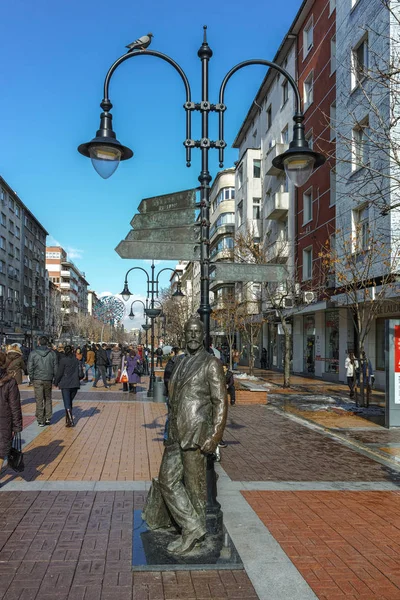 SOFIA, BULGÁRIA - FEVEREIRO 5, 2017: Vista de inverno do Boulevard Vitosha em Sófia — Fotografia de Stock