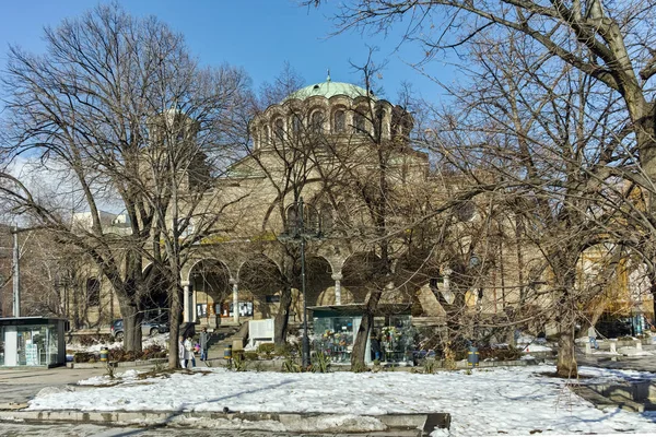 SOFIA, BULGARIA - 5 DE FEBRERO DE 2017: Vista de invierno de la Iglesia Catedral de Santa Nedelya en Sofía — Foto de Stock