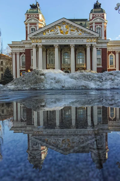 Sofia, Bulgaristan - 5 Şubat 2017: Kış görünümü Ulusal Tiyatro Ivan Vazov Sofya — Stok fotoğraf
