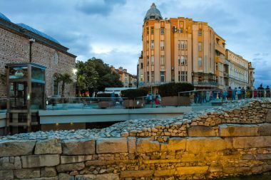 Plovdiv, Bulgaristan - 9 Haziran 2017: Gece fotoğraf Walking street ve antik Roma harabelerini şehir Plovdiv