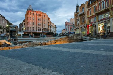 Plovdiv, Bulgaristan - 9 Haziran 2017: Gece fotoğraf Walking street ve antik Roma harabelerini şehir Plovdiv