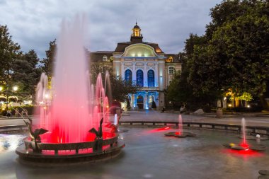 Plovdiv, Bulgaristan - 9 Haziran 2017: Gece fotoğraf Plovdiv belediye binasının,