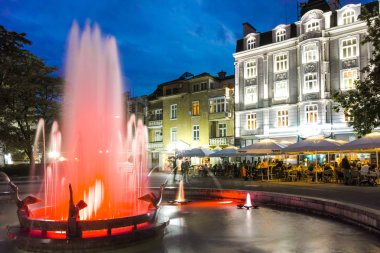 Plovdiv, Bulgaristan - 9 Haziran 2017: Street yürüyüş şehir Plovdiv, gece fotoğraf