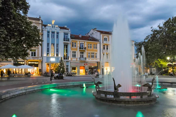 PLOVDIV, BULGARIA - 9 de junio de 2017: Foto nocturna de la calle peatonal de la ciudad de Plovdiv — Foto de Stock