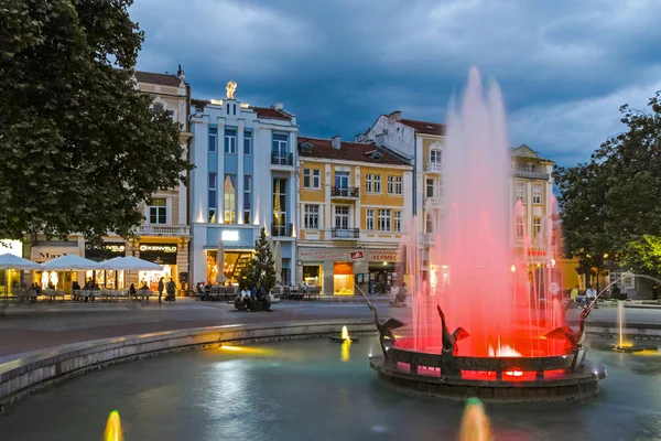 Пловдив, Булгария - 9 июня 2017: Ночное фото пешеходной улицы в городе Пловдив — стоковое фото
