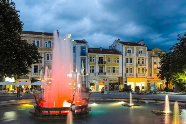 PLOVDIV, BULGÁRIA - JUNHO 9 2017: Fotografia noturna da rua a pé na cidade de Plovdiv — Fotografia de Stock