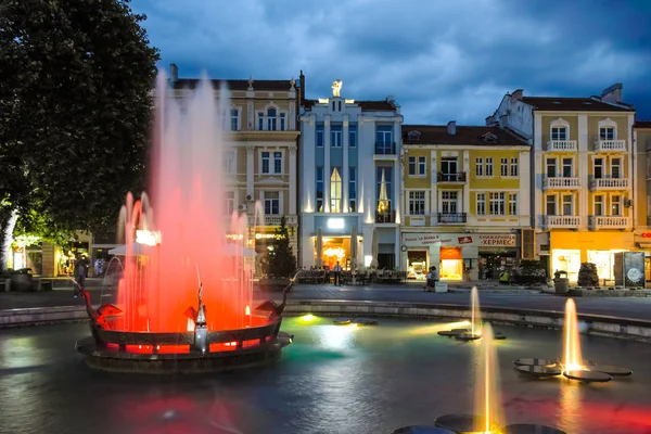 Пловдив, Булгария - 9 июня 2017: Ночное фото пешеходной улицы в городе Пловдив — стоковое фото