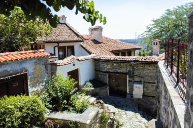 Plovdiv, Bulgaristan - 10 Haziran 2017: Eski şehir şehir Plovdiv, tipik sokakta,