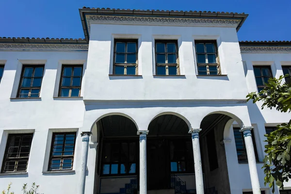 PLOVDIV, BULGARIA - ИЮНЬ 10, 2017: House from the period of Bulgarian Revival in old town of Plovdiv — стоковое фото