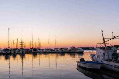 Sozopol, Bulgaristan - 11 Temmuz 2016: Süzebolu Port Town, Burgaz bölge gün batımı görünümü