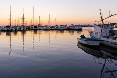 Sozopol, Bulgaristan - 11 Temmuz 2016: Süzebolu Port Town, Burgaz bölge gün batımı görünümü