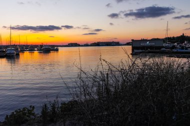 Sozopol, Bulgaristan - 13 Temmuz 2016: Süzebolu Port Town, Burgaz bölge gün batımı görünümü