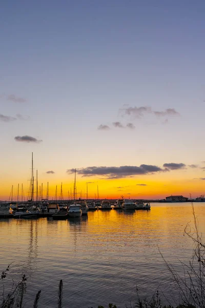 Sozopol, Bulharsko - 13 červenec 2016: Západy slunce města v přístavu Sozopol, Burgas regionu — Stock fotografie