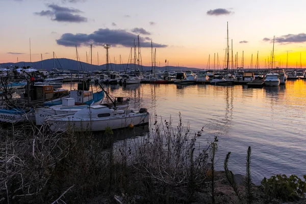 Sozopol, Bułgaria - 13 lipca 2016: Zachód słońca widok miasta Port w Sozopolu, Burgas Region — Zdjęcie stockowe