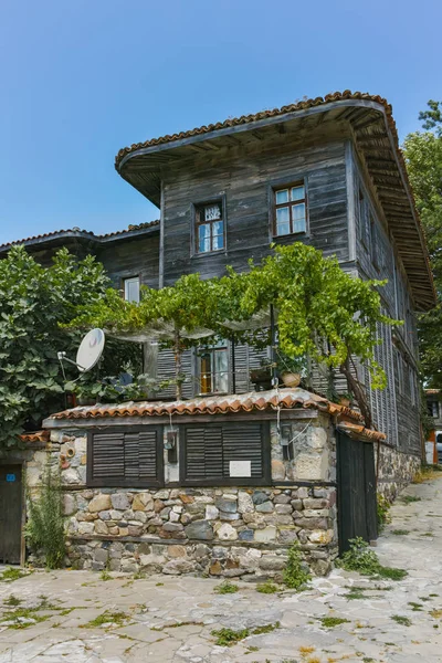 SOZOPOL, BULGARIA - 16 de julio de 2016: Casa antigua de madera en la ciudad de Sozopol, Región de Burgas — Foto de Stock