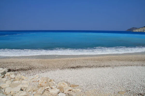 KEFALONIA, KREIKKA - SYYSKUU 8, 2012: Myrtosin rannan maisema, Kefalonia, Kreikka — kuvapankkivalokuva