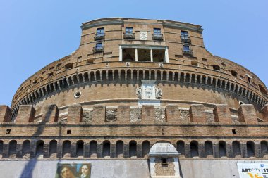 Roma, İtalya - 22 Haziran 2017: Şaşırtıcı St. Angelo Köprüsü'nün görünüm ve Roma şehir st. Angelo kale