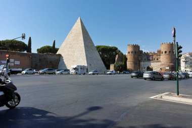 Rome, İtalya - 22 Haziran 2017: piramit Caius Cestius ve Porta St. Paolo Roma şehir görünümünü şaşırtıcı