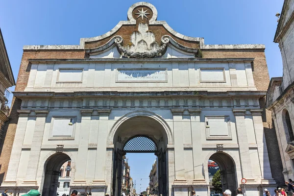 Rome, Olaszország - 2017. június 22.: Porta del Popolo, a Piazza del Popolo, Róma városának — Stock Fotó