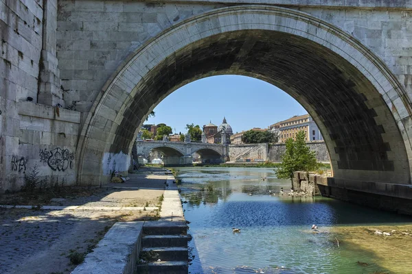 Ρώμη, Ιταλία - 22 Ιουνίου 2017: Καταπληκτική θέα του St. Angelo γέφυρα και του ποταμού Τίβερη στην πόλη της Ρώμης — Φωτογραφία Αρχείου