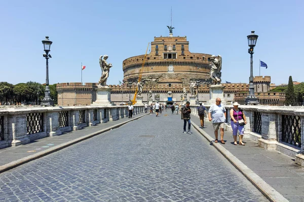 Rome, Olaszország - 2017. június 22.: Csodálatos kilátás a St. Angelo híd és a vár Szent Angelo Róma városának — Stock Fotó