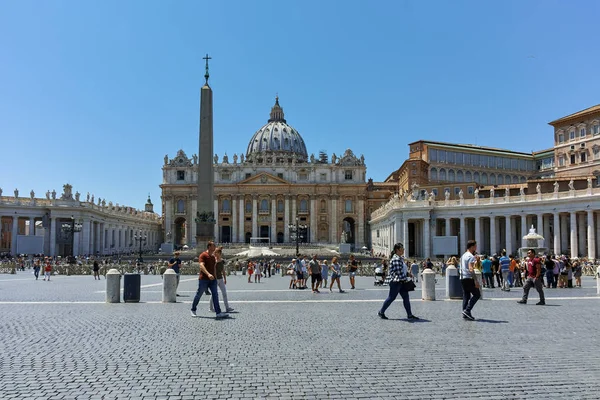 Watykan, Rzym, Włochy - 22 czerwca 2017: Niesamowite widok na bazylikę Świętego Piotra i Plac Świętego Piotra, Watykan — Zdjęcie stockowe