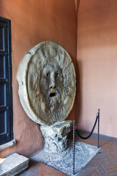 Rom, Italien - 22 juni 2017: Bocca della Verità i kyrkan Santa Maria in Cosmedin i Rom — Stockfoto