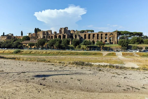 Rome, İtalya - 22 Haziran 2017: Circus Maximus, Roma şehir manzarasına şaşırtıcı — Stok fotoğraf